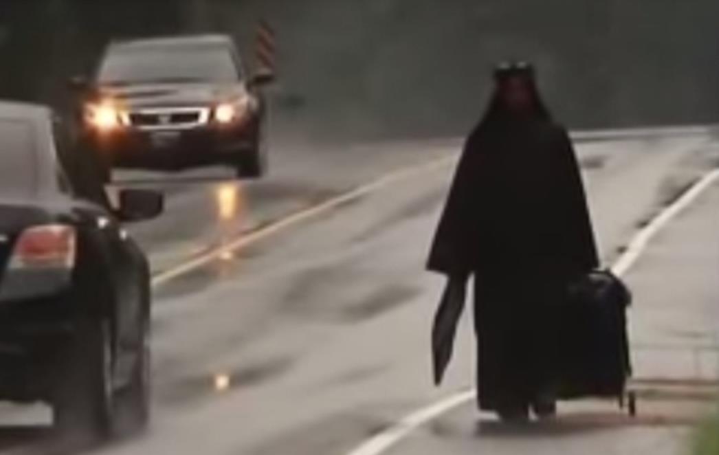 ŠTO JOJ BI: Misteriozna žena hoda stotinama kilometara i nikome ne želi reći zašto (VIDEO)