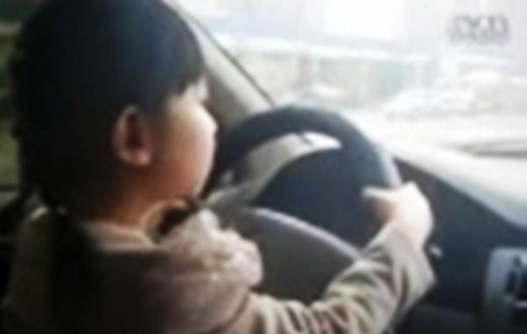 Četverogodišnjakinja vozi automobil glavnom cestom (VIDEO)