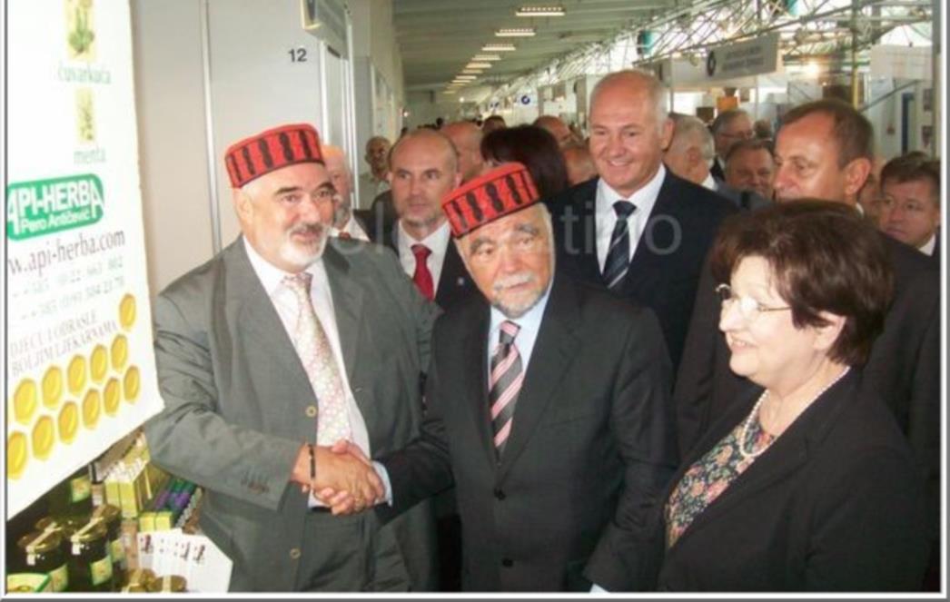 Stipu Mesića proganjaju njegovi...