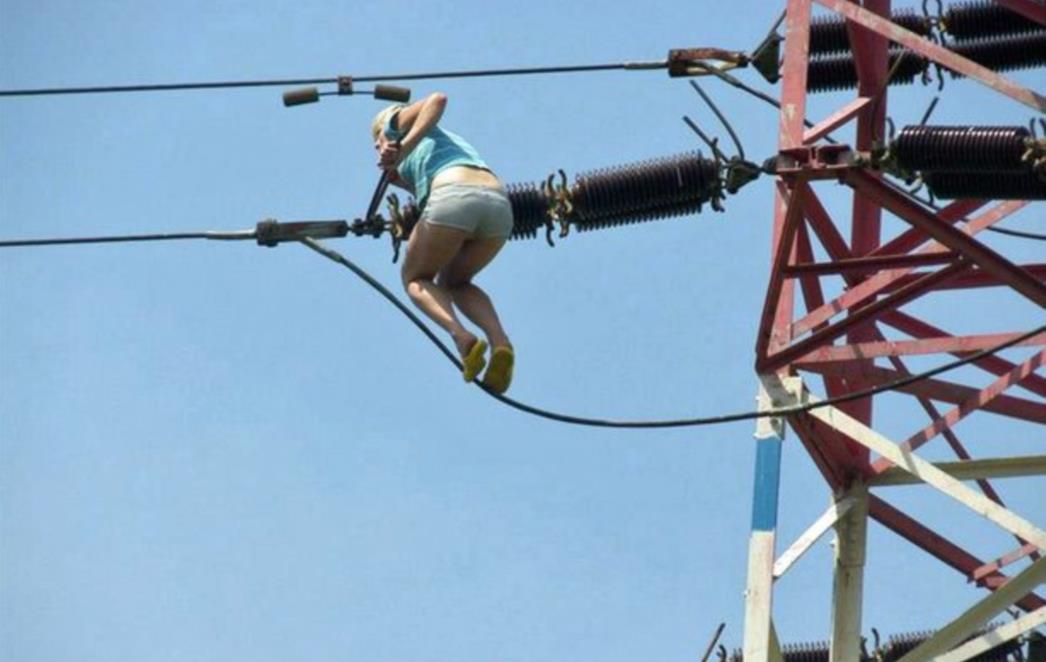 Napušila se i popela na električni stup misleći da je most (VIDEO)