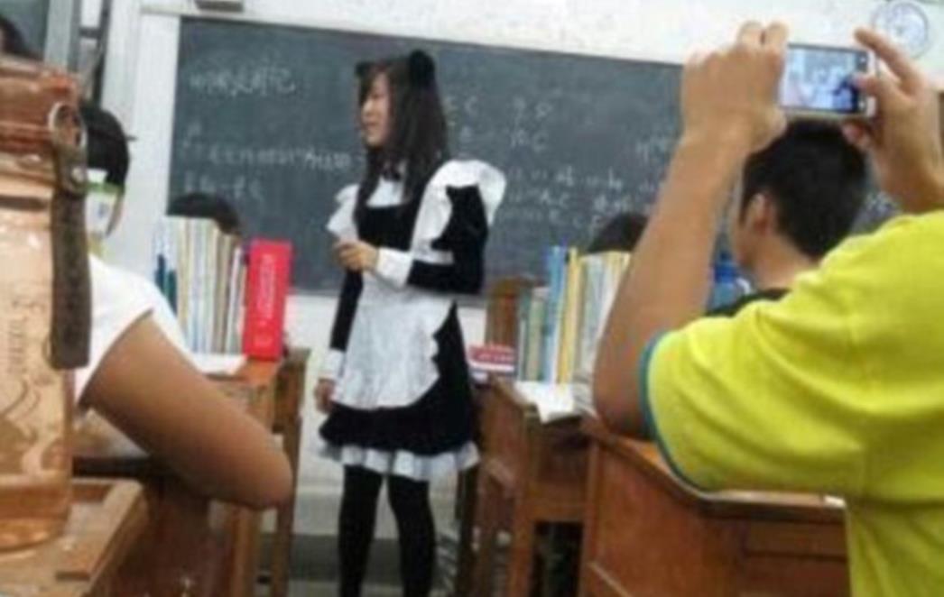 Seksi učiteljica pronašla način kako motivirati učenike (FOTO)