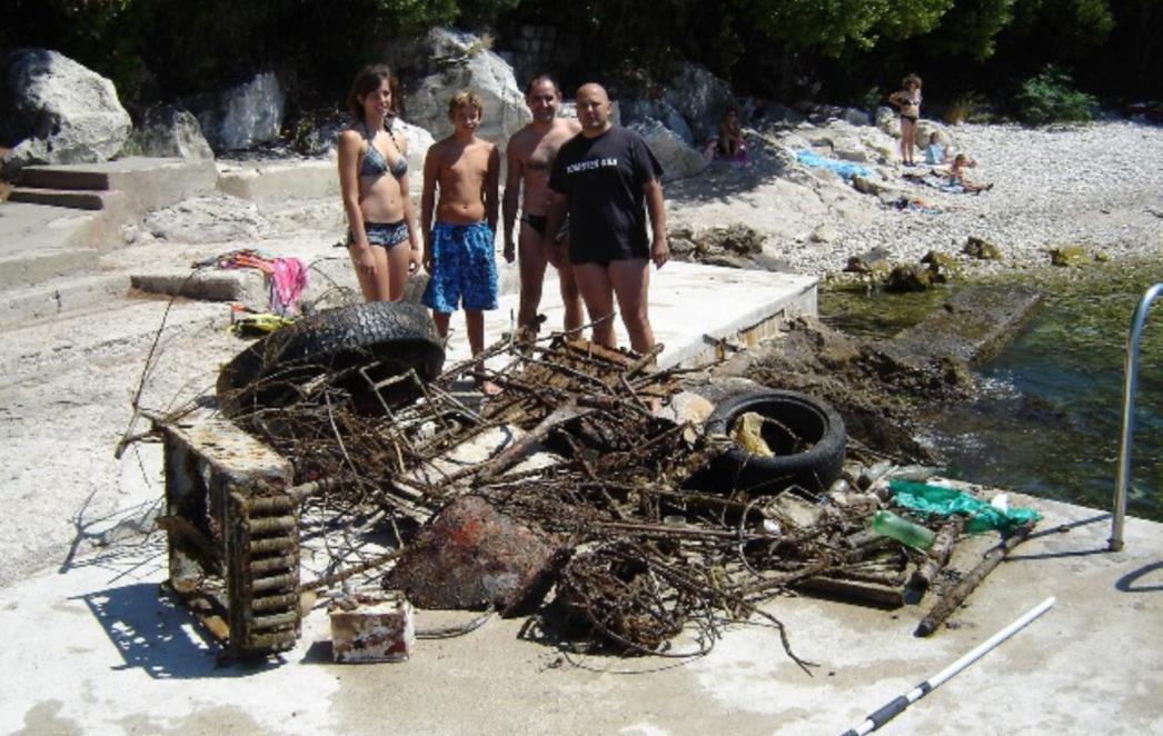Očišćeno morsko dno od smeća u Lozici (FOTO)