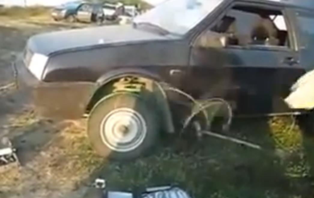 VIDEO KOJI ĆE VAS OBORITI S NOGU: Pogledajte kako Rusi pale automobil i nasmijte se do suza!