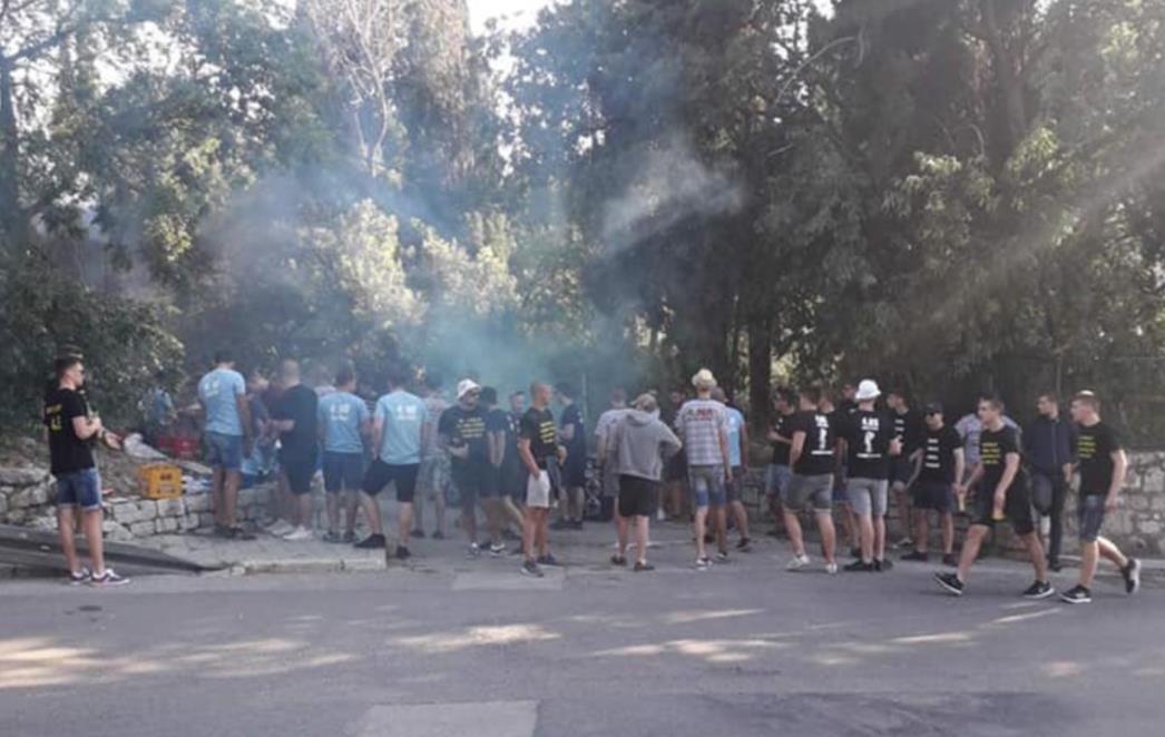 KAZIN U LAPADU Četiri maturanta privedena, palili gume pa se okomili na policiju