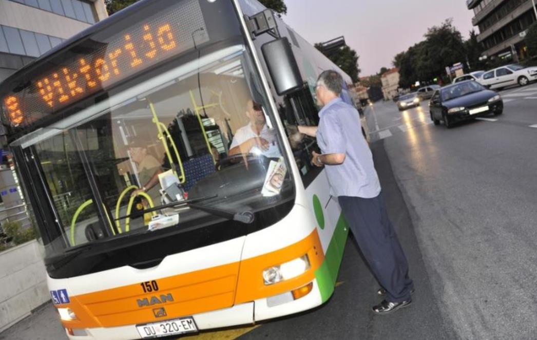 GRAD GOSPARA I DIVLJAKA: Nije želio platiti kartu pa prebio vozača
