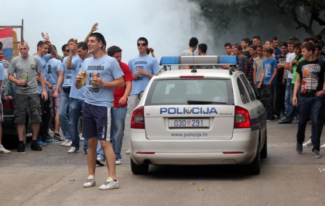 NORIJADA U LAPADU: Pomorci u svom stilu proslavili zadnji dan škole! (FOTOGALERIJA)