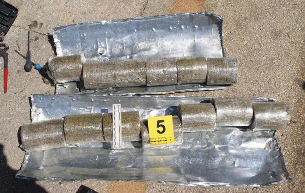 ŠEST VREĆA S 48 PAKETA U slučaj krijumčarenja marihuane upletena i ženska osoba, nije samo dubrovački policajac!