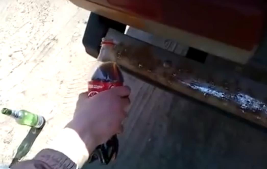 Pogledajte što se dogodi kad prolijete Coca-Colu po automobilu /VIDEO/