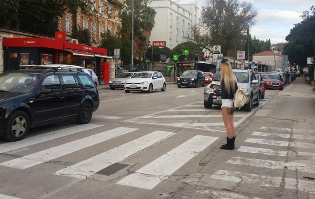 ZGODNA  PLAVUŠA  U  vrućim  hlačicama  plijenila  pozornost  po  Gružu  (FOTO)