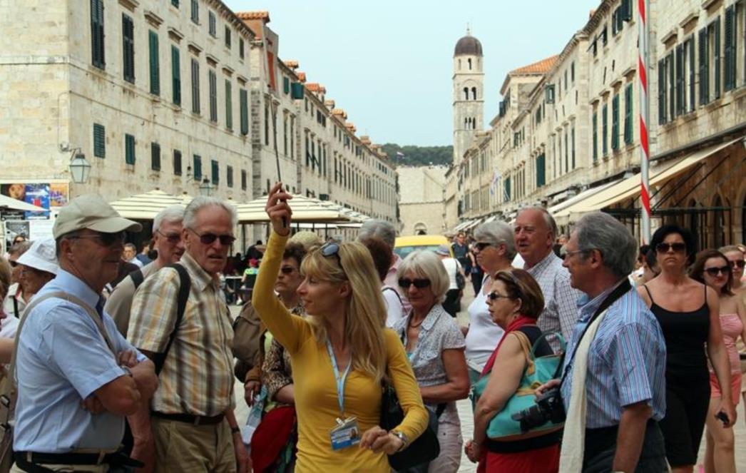 DUBROVNIK KAO S RAZGLEDNICE: Gužva na Stradunu, ugostitelji zadovoljni (FOTOGALERIJA)