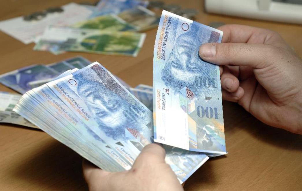    Financijski    stručnjaci u SAD-u  smatraju    da Švicarska svjesno manipulira svojom valutom