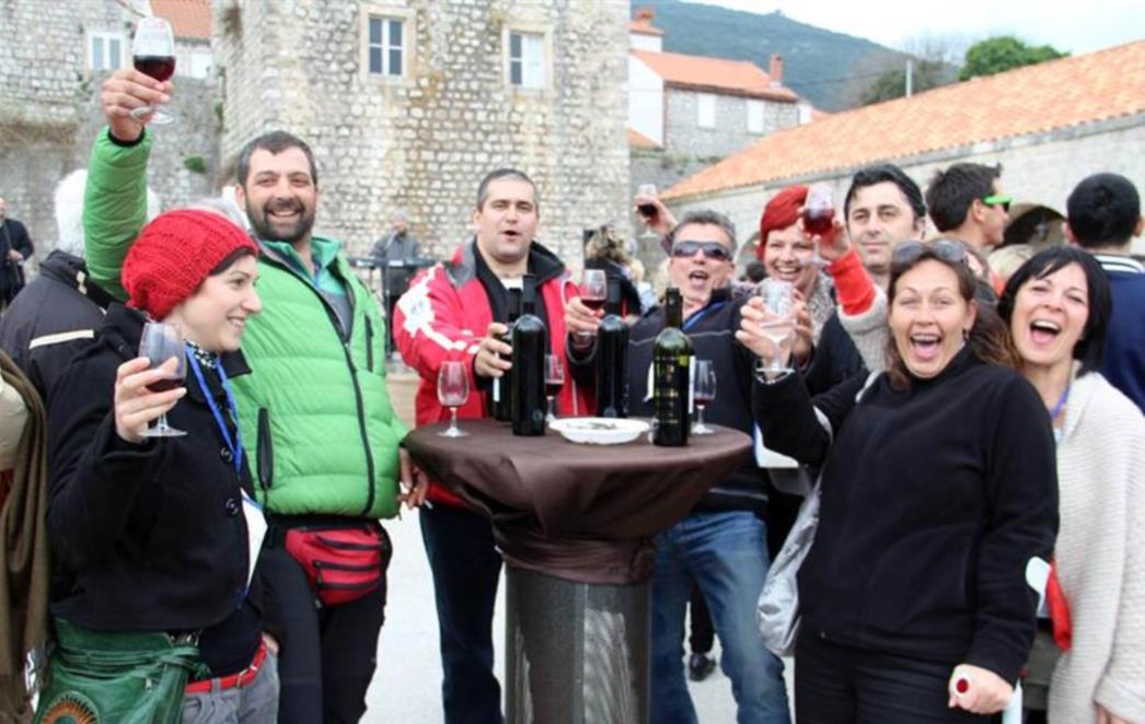 MALI STON CENTAR HRVATSKE:  Kamenice i vino - najbolja kombinacija (FOTOGALERIJA)