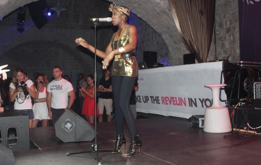   Estelle rasplesala Revelin (FOTOGALERIJA)