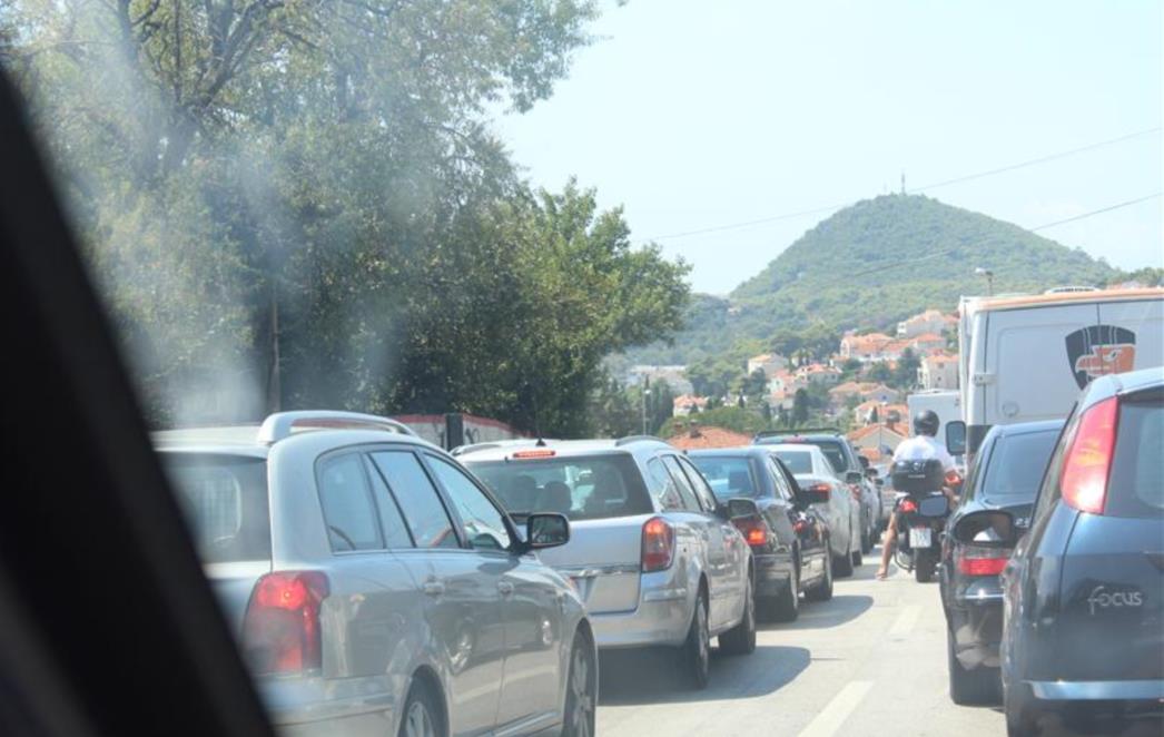 (FOTOGALERIJA) Gužve u Dubrovniku, promet katastrofalno spor