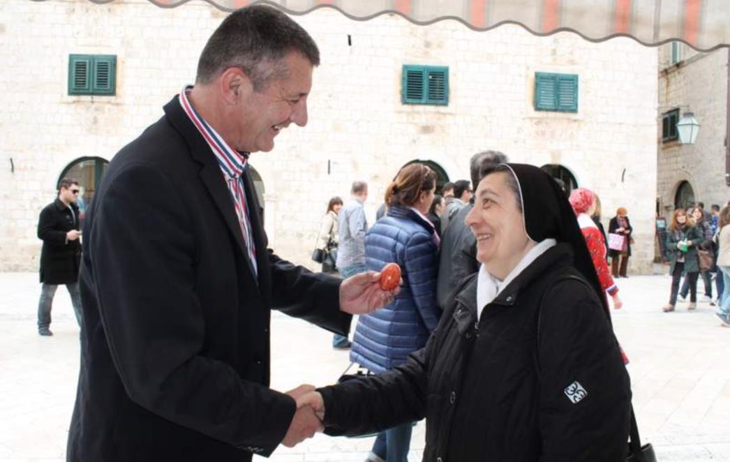 HDZ dijelio pengana jaja sugrađanima i turistima (FOTOGALERIJA)