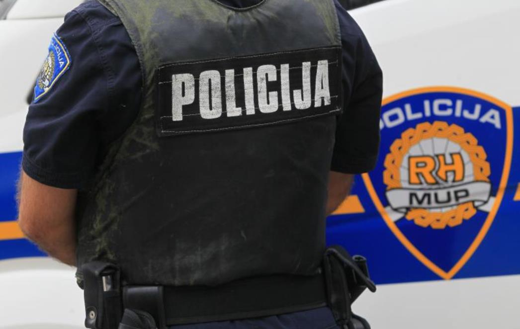 BURNO U CAVTATU: Pijani Novozelanđanin ukrao znak Mercedesa pa se natezao s policijom 