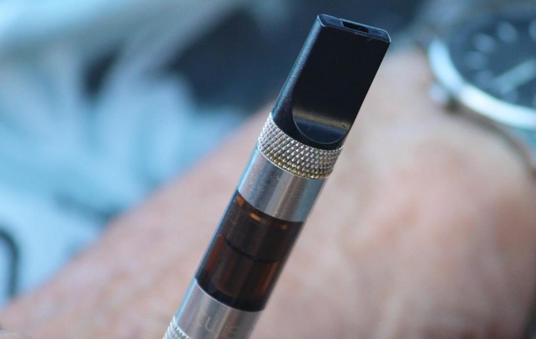 ELEKTRIČNE CIGARETE Znanstvena studija tvrdi kako je tekućina s okusom iz njih kancerogena