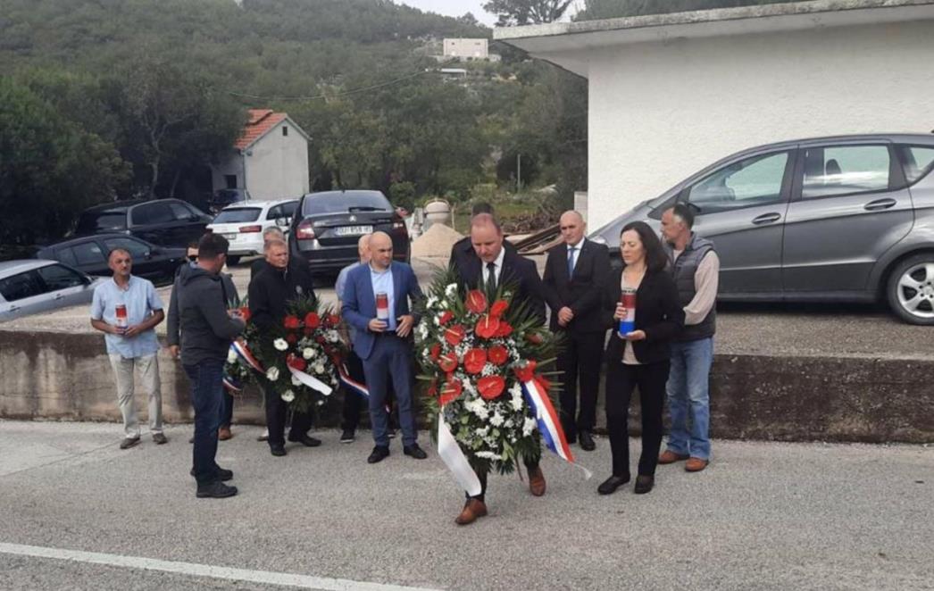 Predstavnici Županije položili vijenac u spomen na najmlađeg poginulog dubrovačkog branitelja Josipa Zvona
