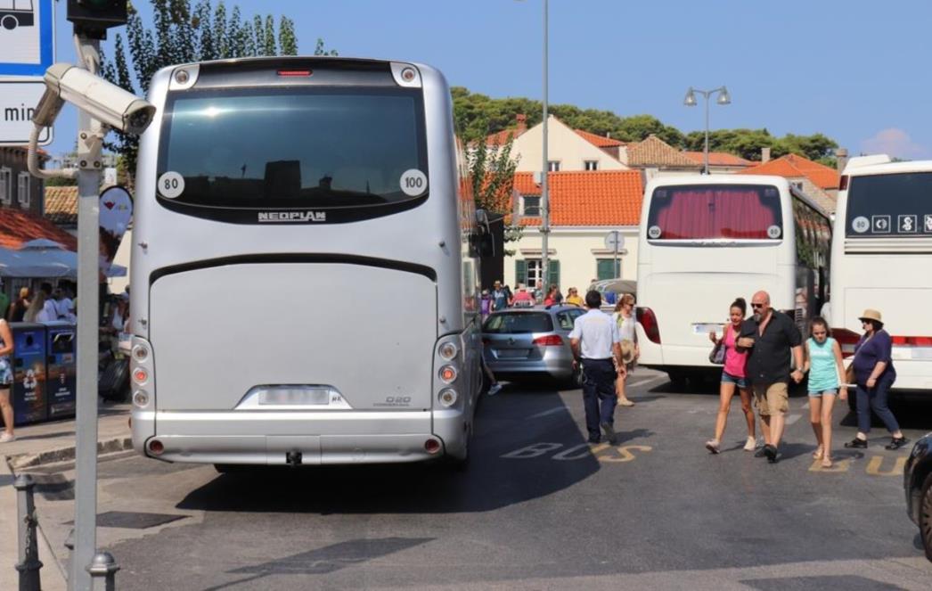 Smanjene naknade za zaustavljanje turističkih autobusa na Pilama
