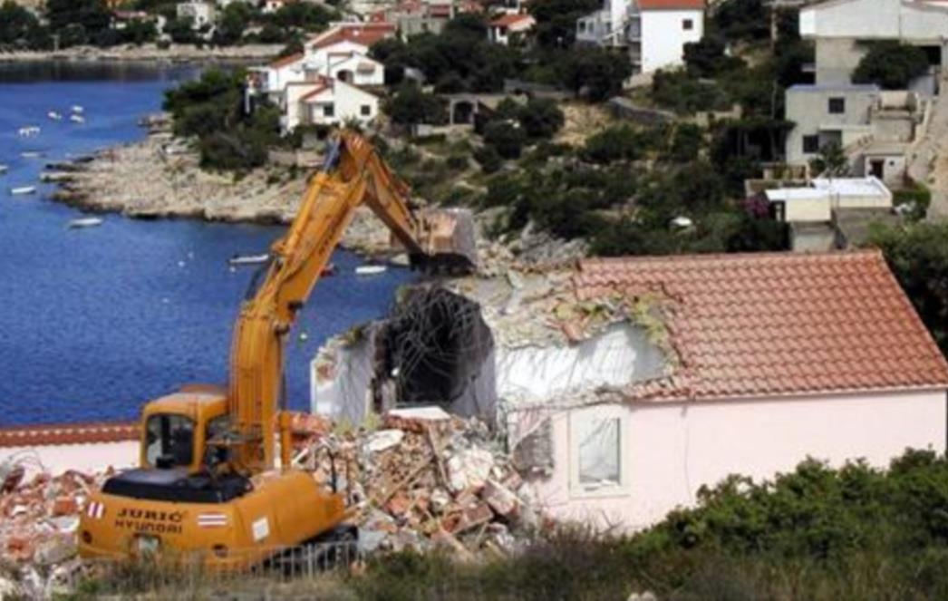 Čak 15 bespravnih objekata na području Dubrovnika bit će uklonjeno, danas je 'pao' prvi!