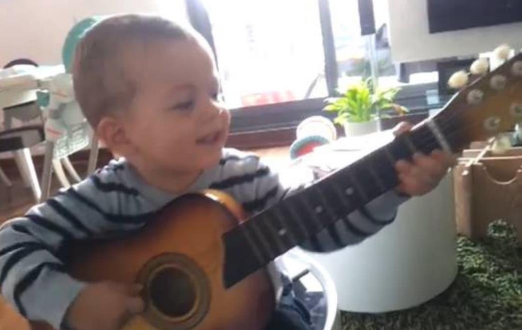 VIDEO DANA: Mali Marin pjeva 'Kad si bila mala Mare'
