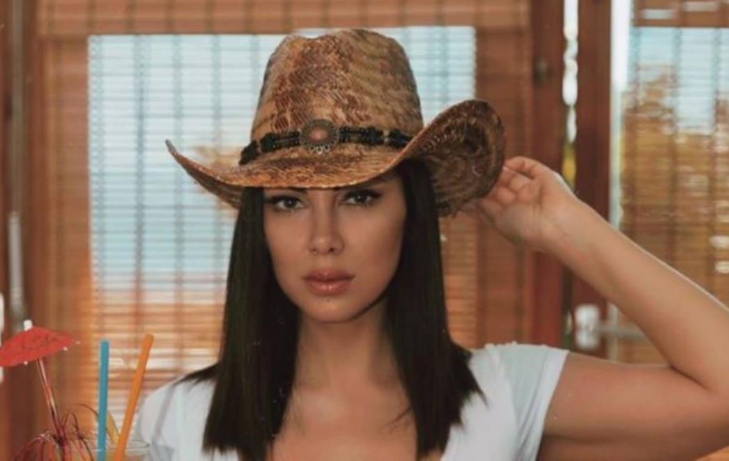  ‘TAKO SI SEKSI, GORIŠ, SVE SI ZAPALILA’ Žanamari utegnula grudi u minijaturni topić