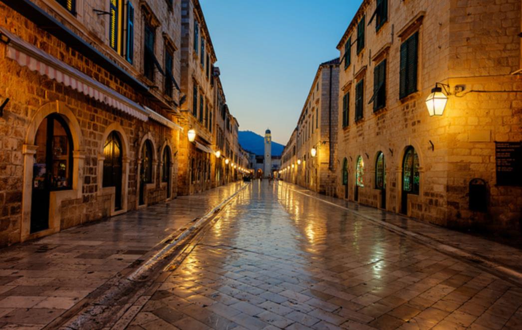 NEVIĐEN SUKOB NA STRADUNU ZBOG PASA: Muškarac (50) napao i ozlijedio trudnicu (37)