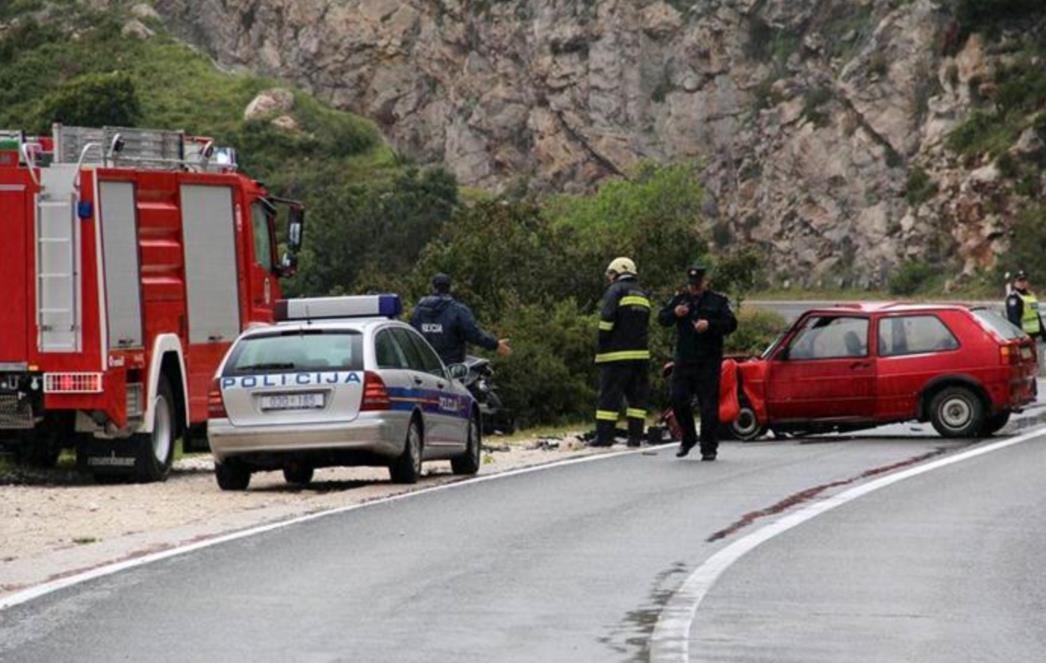 STRAVIČNA NESREĆA: Automobilom udarili u kamion, jedna osoba poginula