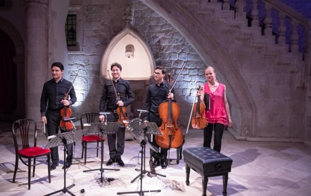 PUBLIKA ODUŠEVLJENA Kvartet Schumann nastupio u atriju Kneževa dvora (FOTO)