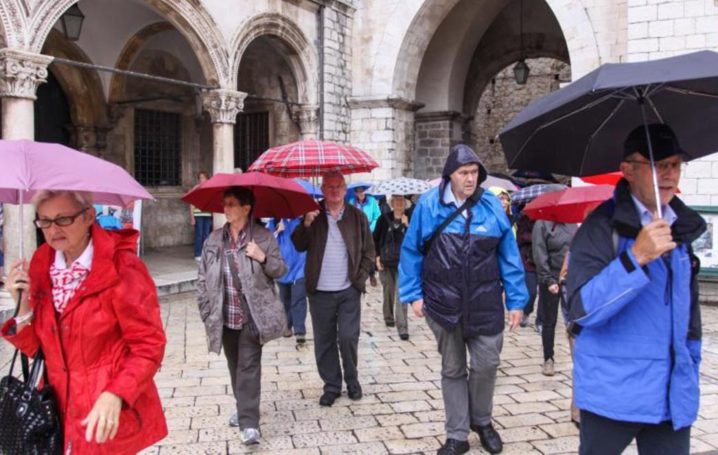 Šareni kišobrani 'obojali' sivi Dubrovnik  (FOTO)