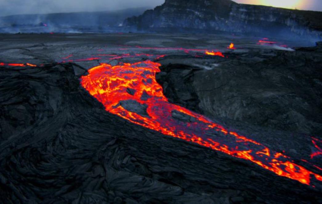 FOTOGRAFIJA DANA: Lava preko ruba kratera