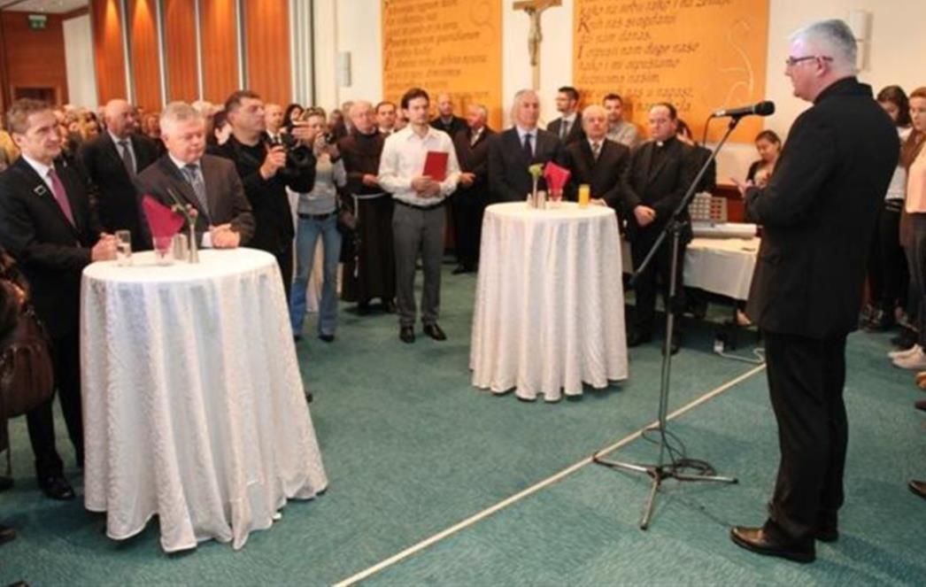 DOMJENAK DUBROVAČKOG BISKUPA MATE UZINIĆA: Prepoznajte Božić u licima jednih drugih! (FOTOGALERIJA)