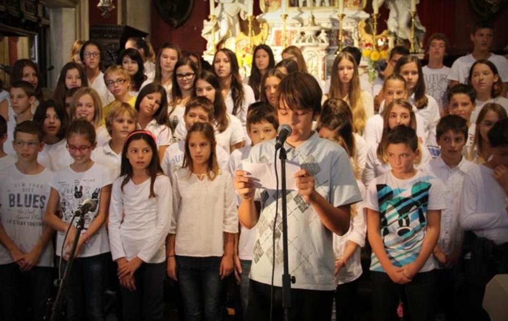 U prepunoj  crkvi sv. Vlaha osnovnoškolci pjesmom i recitalom obilježili obljetnicu napada na Dubrovnik (FOTOGALERIJA)