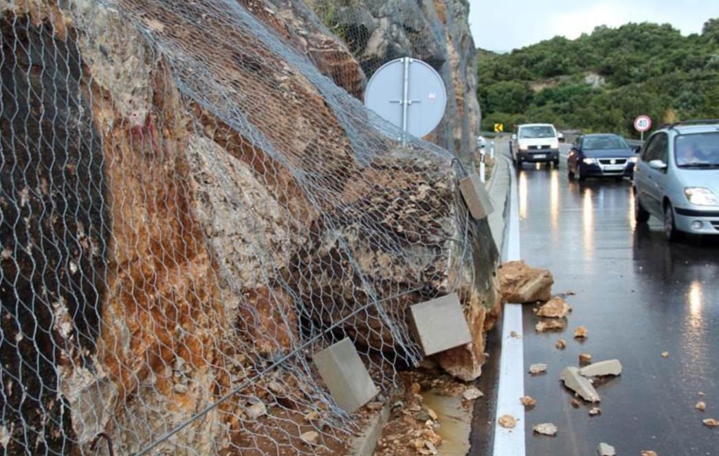 Bura otežava promet na Jadranskoj magistrali, mogući odroni na cestama!
