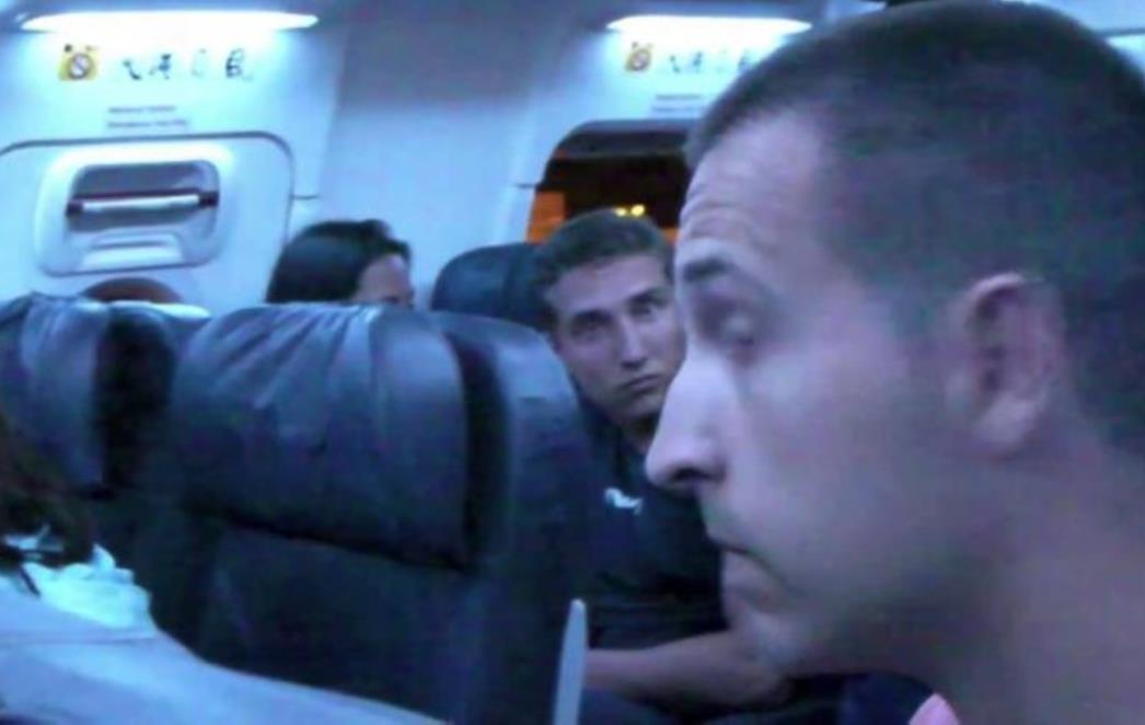 VIDEO DANA: Putnik iskočio iz zrakoplova