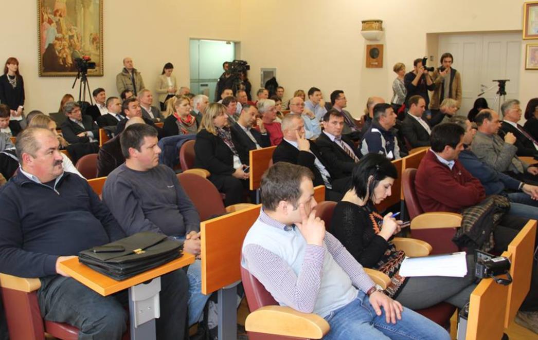 JAVNA RASPRAVA O POMORSKOM DOBRU I LUKAMA: Zašto se čeljad iz grada ne bi mogla kupati i u Radissonu!? 