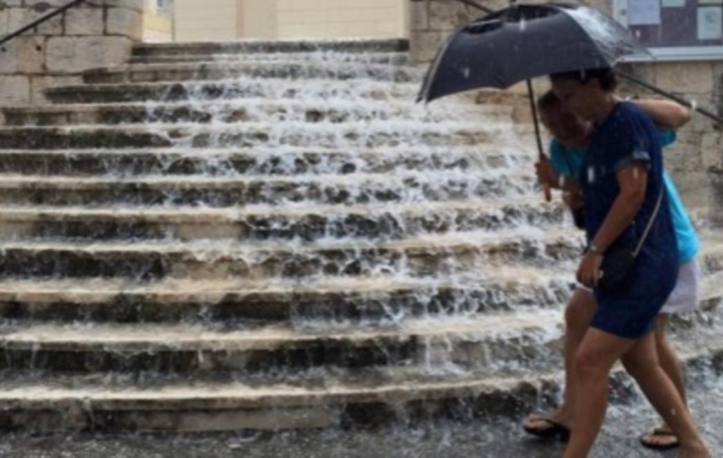 Snažno grmljavinsko nevrijeme pogodilo Korčulu: Ulice Vele Luke našle se pod vodom