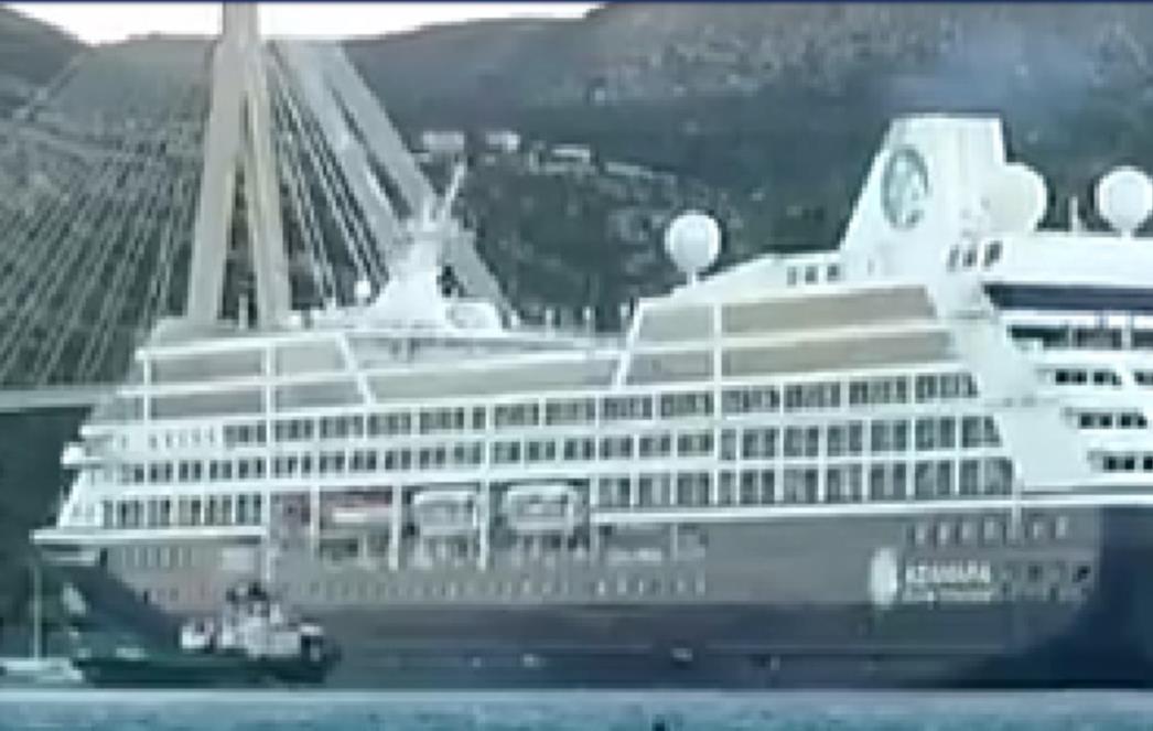 BURA POKAZALA ZUBE: Kruzer u gruškoj luci u problemima (VIDEO)