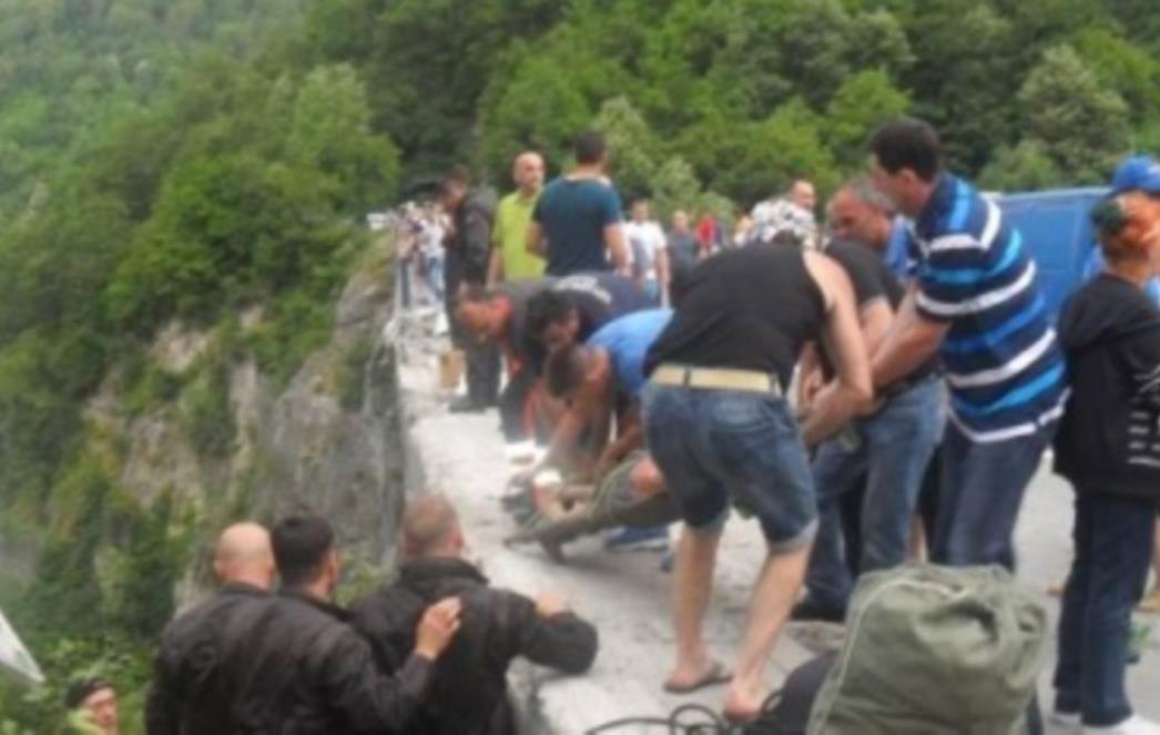 STRAŠNA NESREĆA U CRNOJ GORI: Autobus sletio s mosta kod Podgorice, 18 poginulih