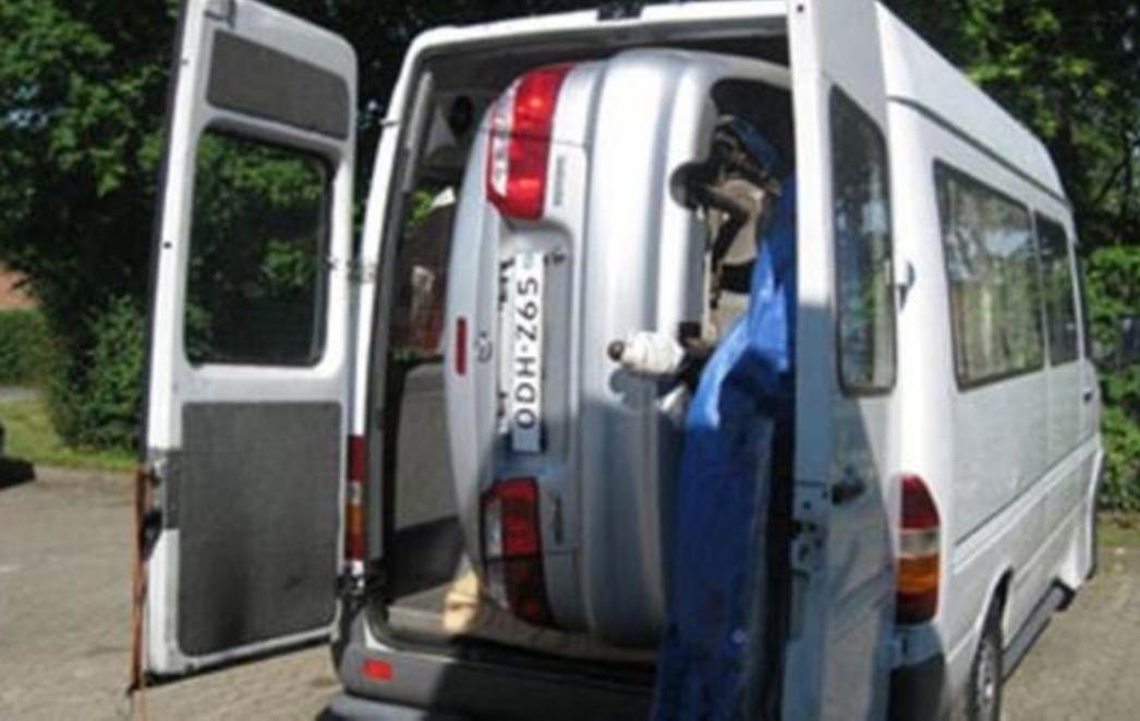 "Parkirali" Mazdu u kombi kako bi uštedjeli novac