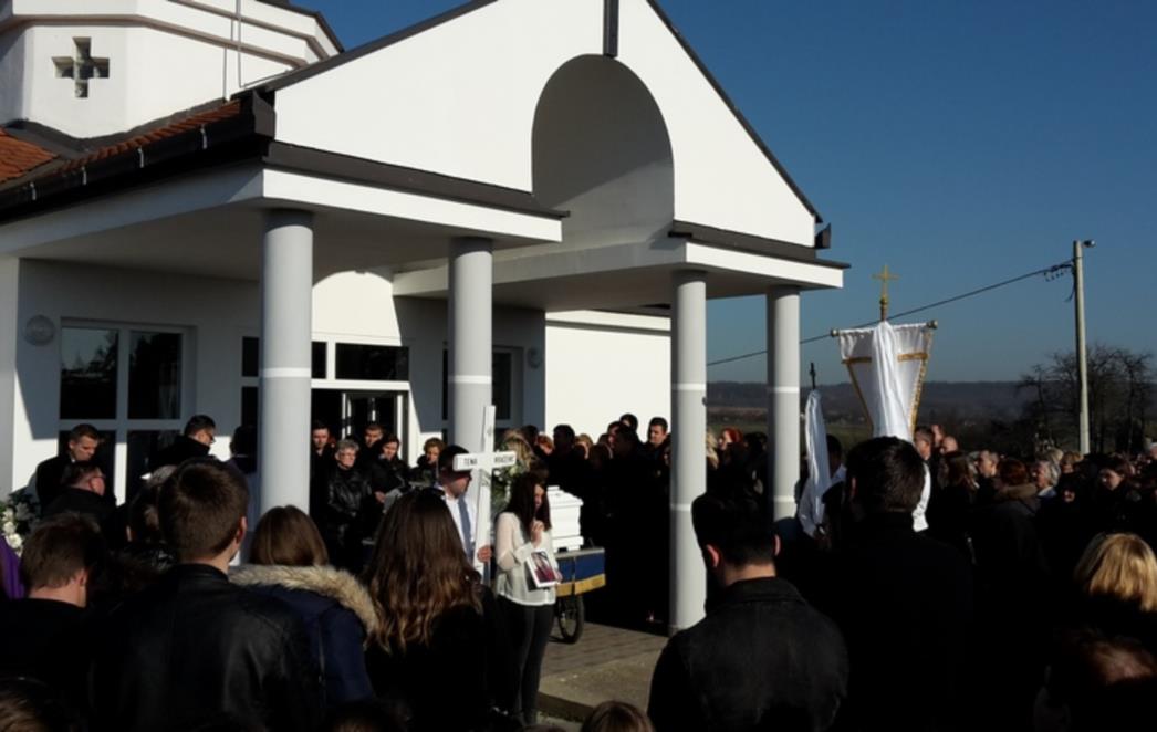 TENINA SESTRA U SUZAMA: Bože uzeo si nam ono što smo najviše voljeli! Vadite je iz groba!