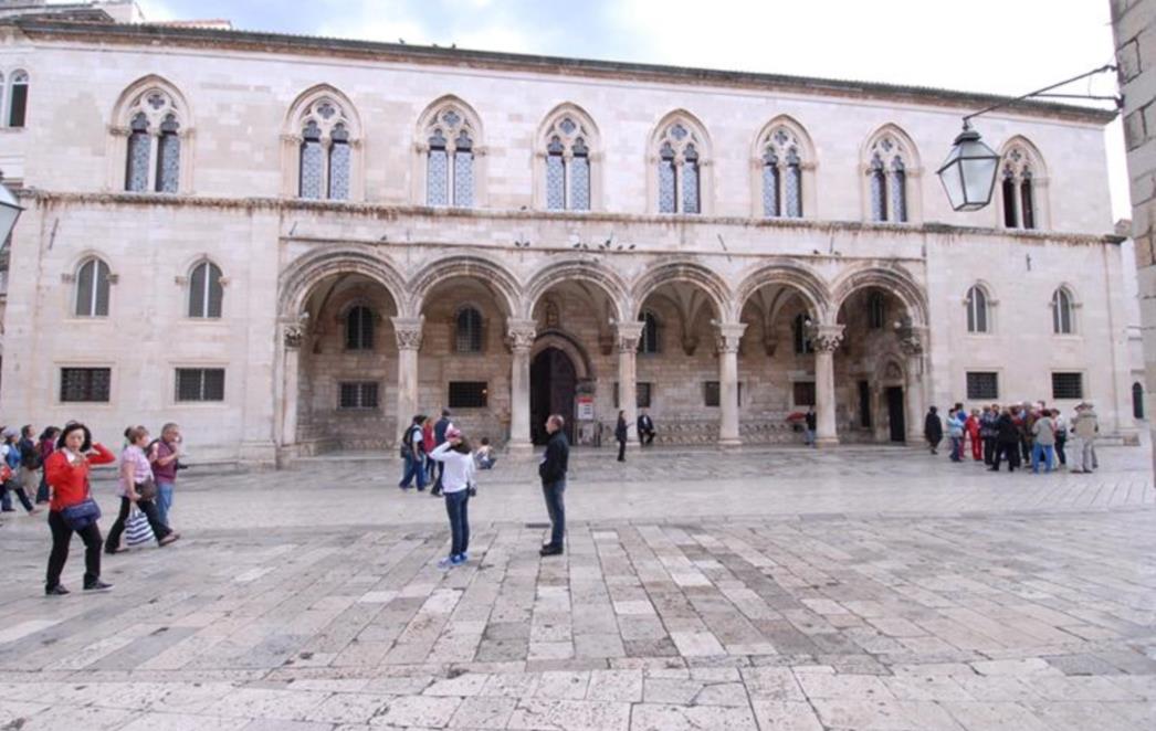 Knežev dvor dobio devet "novih" prozora (FOTO)