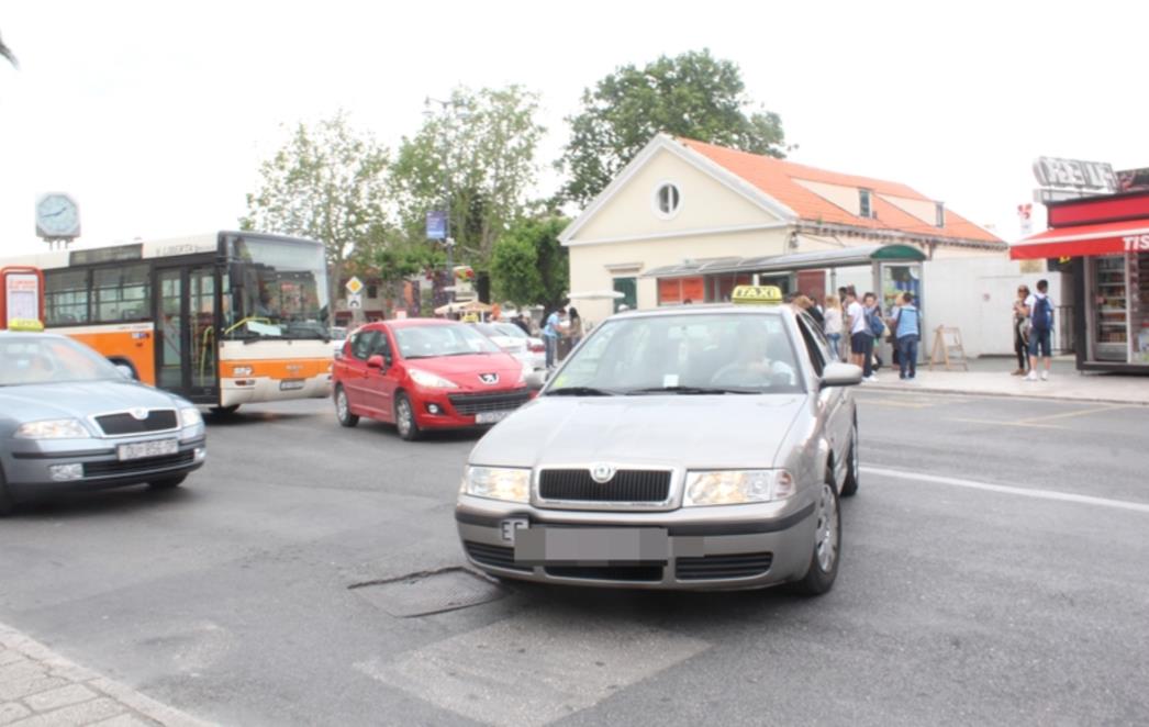    DIVLJANJE U PROMETU: Taxi punim gasom preko pune linije (FOTO)!