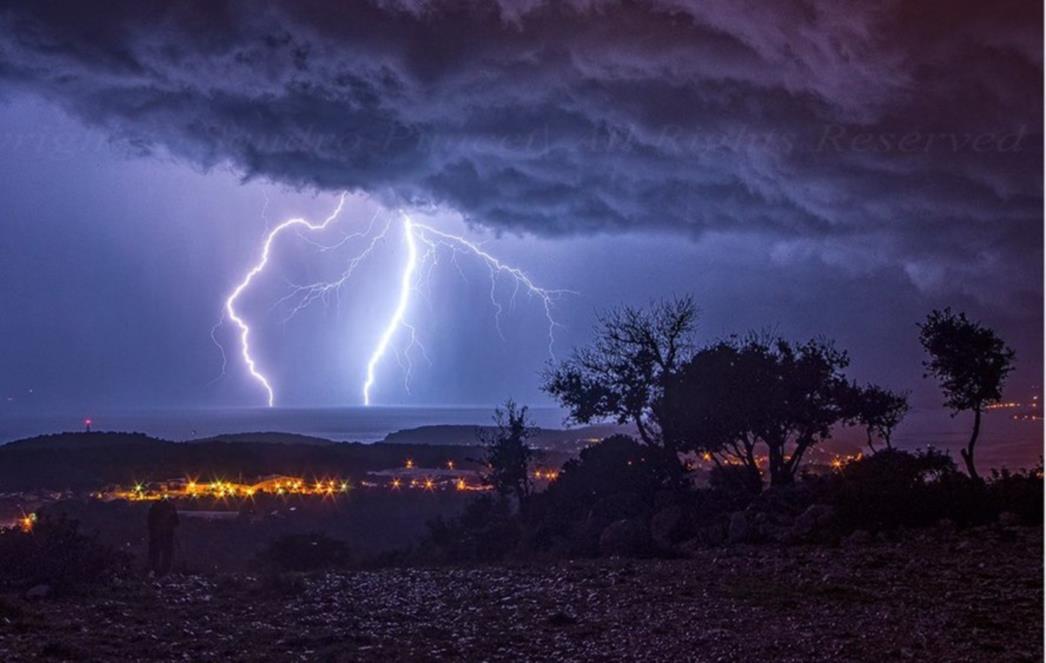Munje parale nebom iznad Trogira i Zagore, u Makarskoj proljetna 23 Celzijeva stupnja
