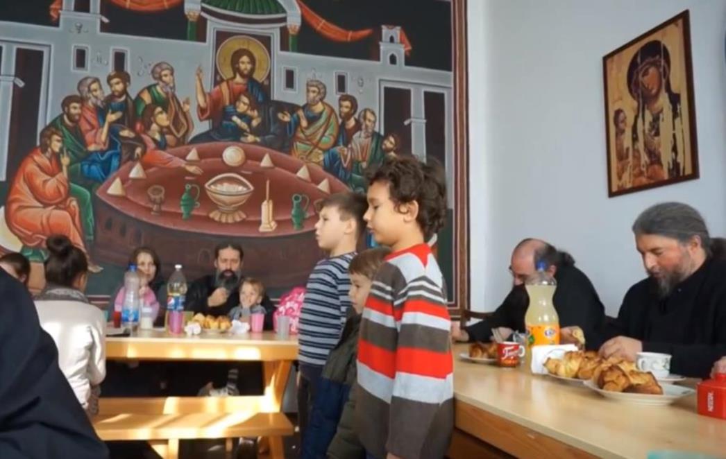 Pogledajte kako pravoslavni popovi i mali osnovci pjevaju pjesmu 'Svi četnici'