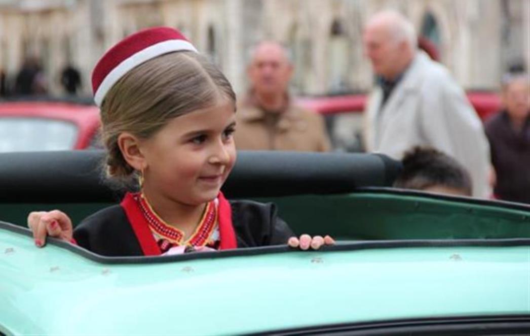 KONAVLJANI STIGLI U GRAD: Karavana Renaulta oduševila turiste na Stradunu (FOTO)