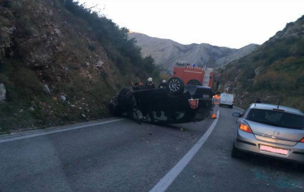 PROMETNA NESREĆA U BLIZINI DUBROVNIKA: Nakon udarca u brdo vozačica prevezena u OB Dubrovnik 