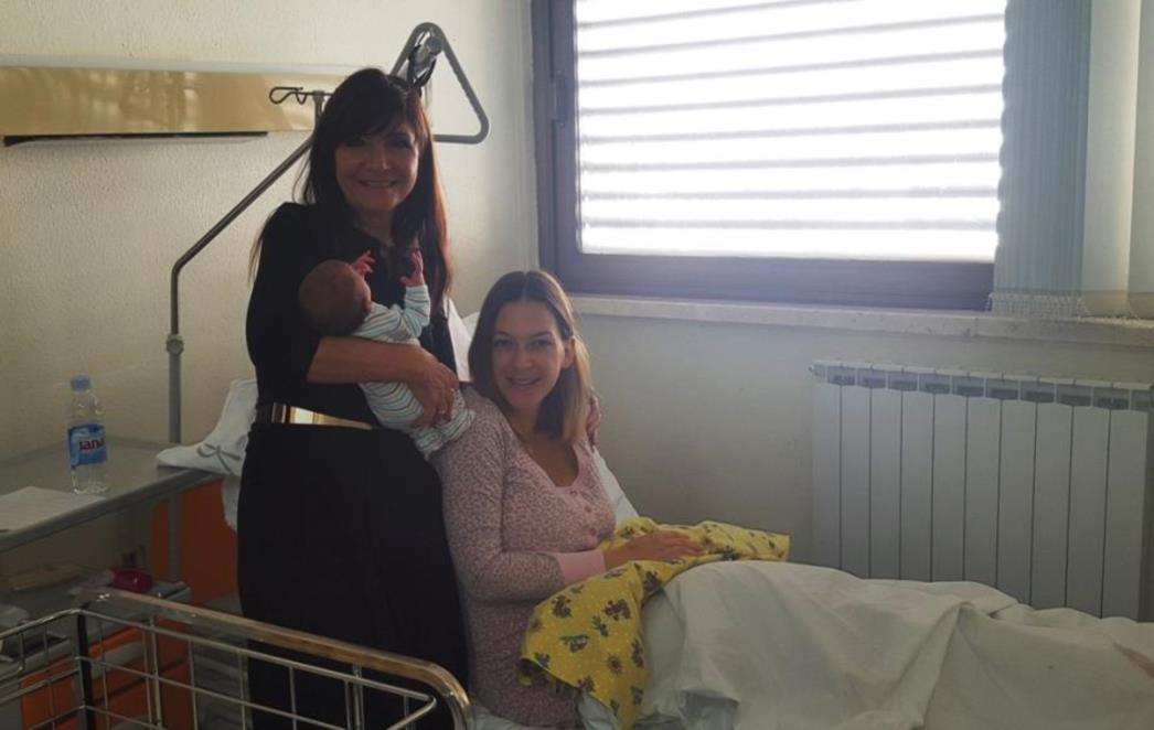 Zamjenica  gradonačelnika Tatjana Šimac Bonačić posjetila prvu bebu rođenu u 2016.