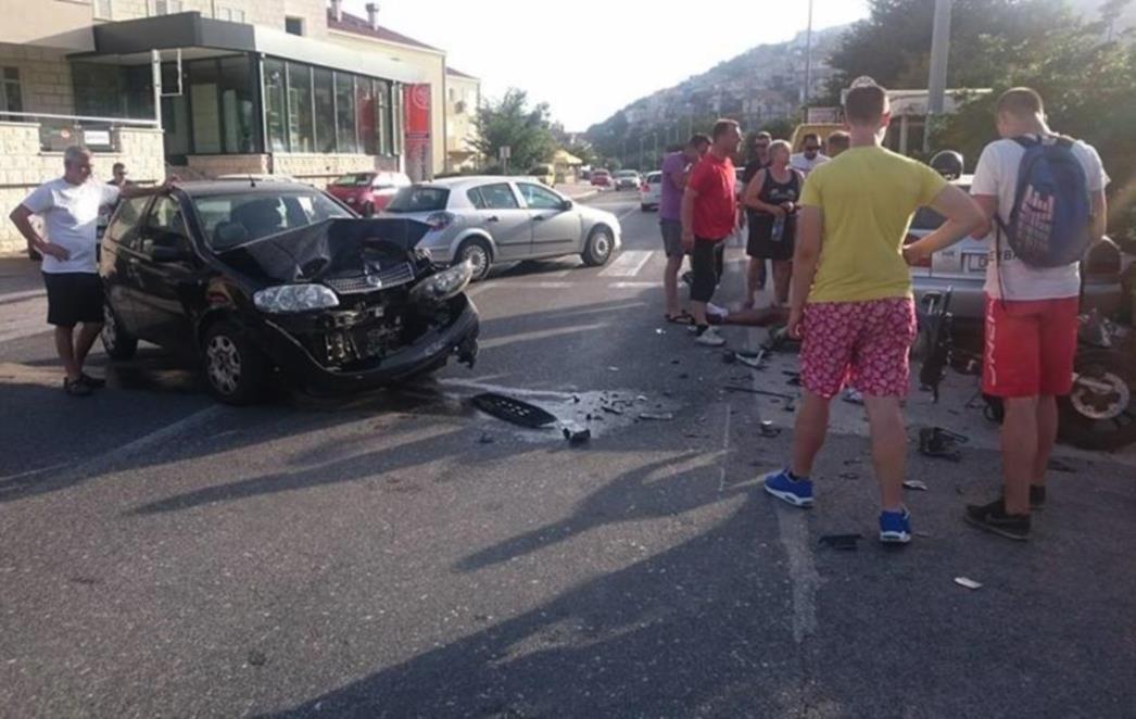 Prometna nesreća u Staroj Mokošici: Mladići na skuteru udarili u  automobil (FOTO)
