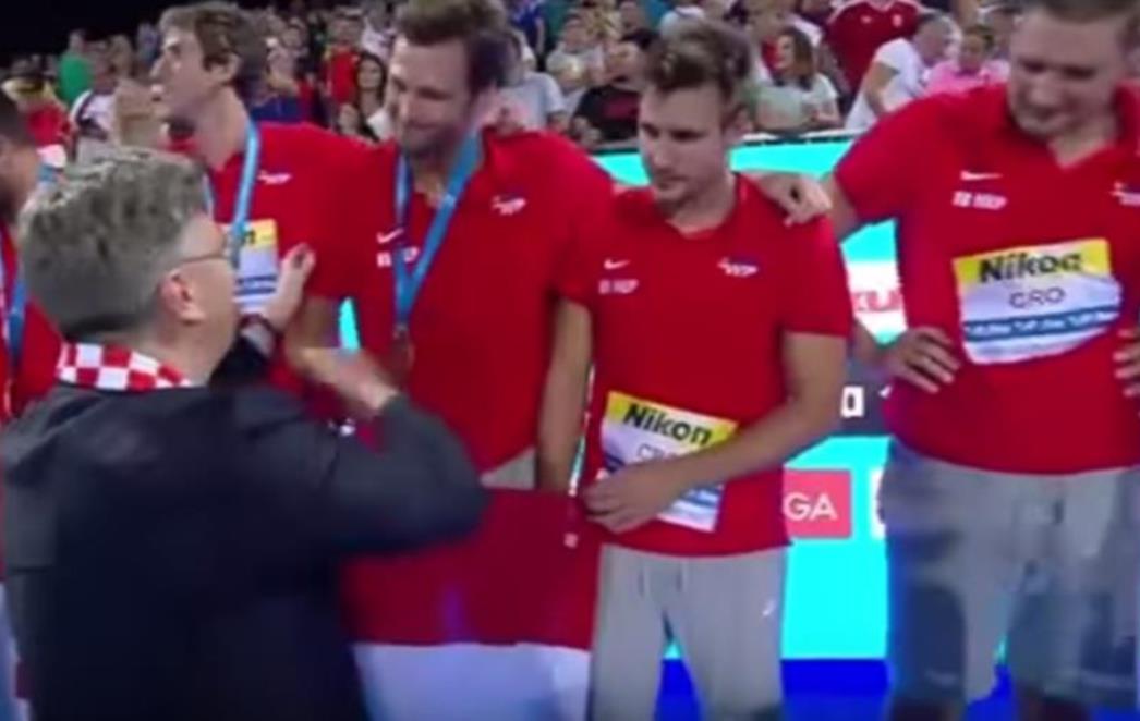 Srpski  mediji utjehu pronašli u Plenkoviću koji je dijelio zlato prvacima: Vaterpolisti su nam pljeskali, a čestitao nam je i premijer (VIDEO)